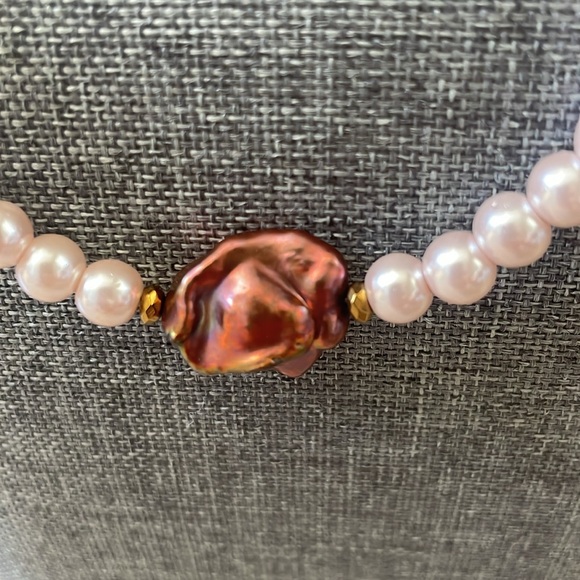 Pink mother of pearl and pale pink pearl beads necklace in 17” - Picture 2 of 5